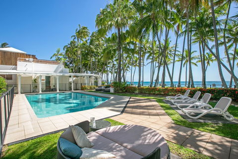 Beachfront Apt In Alamanda Beachfront Resort 25 - Accommodation Cairns 3