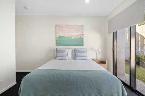 DAYDREAMING Airlie Beach Water Views & Only 200m To Boardwalk. - Accommodation Cairns 3