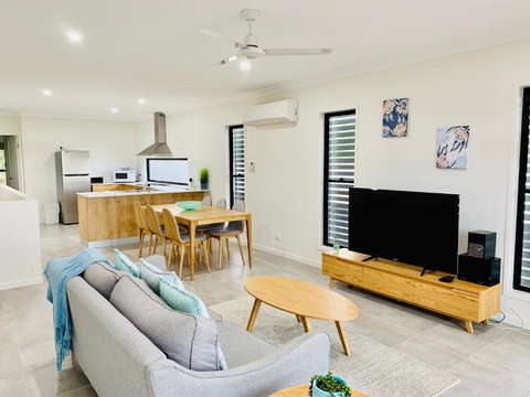 DAYDREAMING Airlie Beach Water Views & Only 200m To Boardwalk. - Accommodation Cairns 1