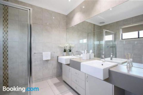 Cypress Townhouse 23 Suite - Accommodation Cairns 3