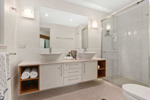 Beachfront Apartment With Ocean Views - Accommodation Cairns 1