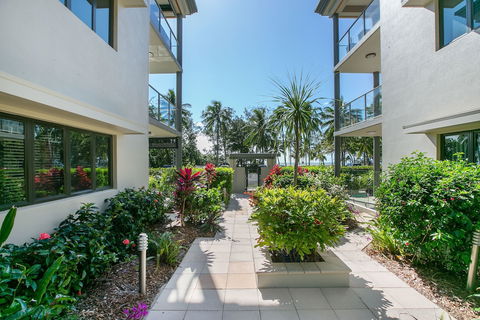 Beachfront Apartment With Ocean Views - Accommodation Cairns 0