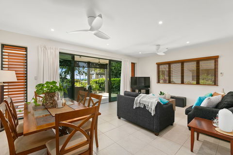 Beachfront Apartment With Ocean Views - Accommodation Cairns 4