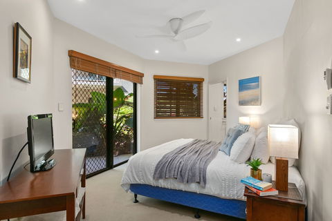 Beachfront Apartment With Ocean Views - Accommodation Cairns 6