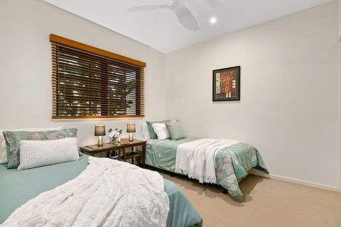 Beachfront Apartment With Ocean Views - Accommodation Cairns 3