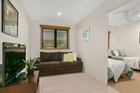 Beachfront Apartment With Ocean Views - Accommodation Cairns 2