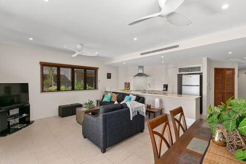 Beachfront Apartment With Ocean Views - Accommodation Cairns 5