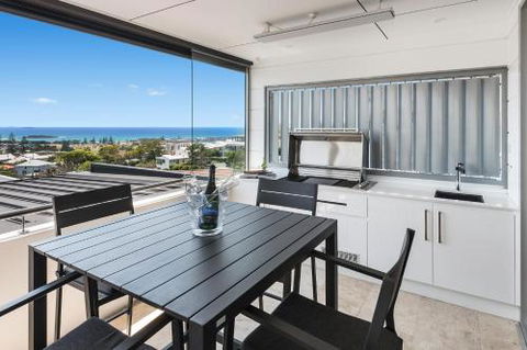 Sea La Vie #2 Luxury Apartment In Coffs Harbour Jetty With Pool Views & Walking Distance To The Beach! - Accommodation Cairns 2