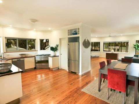 River Breeze 60 Wooli Street Yamba. Linen Unlimited Wi Fi Just Listed. - Accommodation Cairns 0