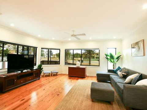 River Breeze 60 Wooli Street Yamba. Linen Unlimited Wi Fi Just Listed. - Accommodation Cairns 3