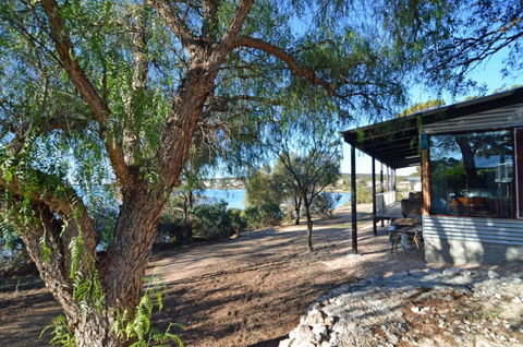 CDC 625 Beach House Incl.rear 2BR Studio - Accommodation Cairns 3
