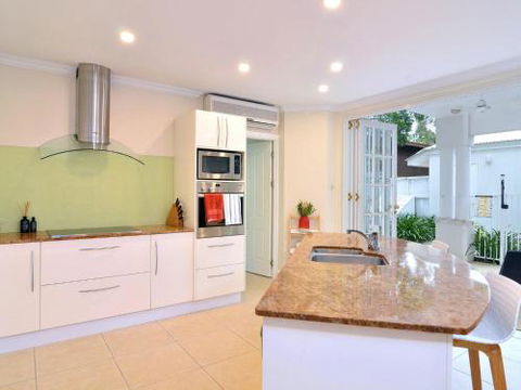 Walk To The Ocean In Five Minutes - Accommodation Cairns 4