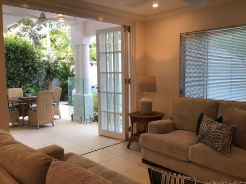 Walk To The Ocean In Five Minutes - Accommodation Cairns 0