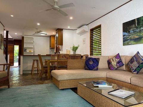 On The Beach At Four Mile Spindfrift - Accommodation Cairns 3