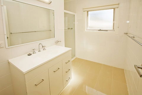 Beach House Units - 3 - Accommodation Cairns 5