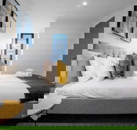 Designer 2 Bedroom Apartment In Parkville - Accommodation Cairns