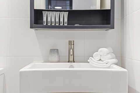 HomeHotel Stylish Apt Next To Train & Westfield - Accommodation Cairns 5