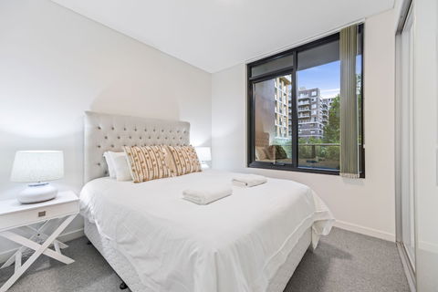 HomeHotel Stylish Apt Next To Train & Westfield - Accommodation Cairns 0
