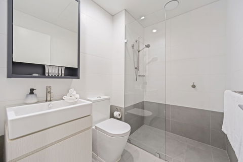 HomeHotel Stylish Apt Next To Train & Westfield - Accommodation Cairns 4