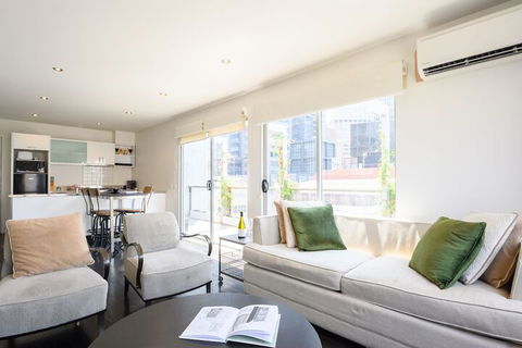 OLIVER Laneway Art Fed Square & Top Restaurants - Accommodation Cairns 0
