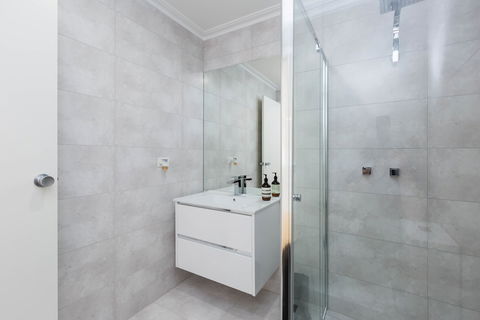 ROLAND, 1BDR Melbourne Apartment - Accommodation Cairns 6