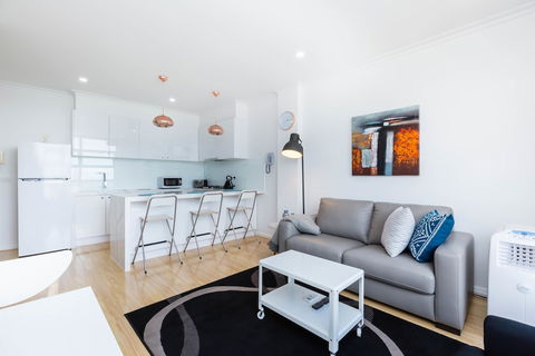 ROLAND, 1BDR Melbourne Apartment - Accommodation Cairns 3