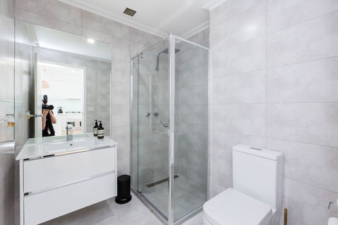 ROLAND, 1BDR Melbourne Apartment - Accommodation Cairns 5