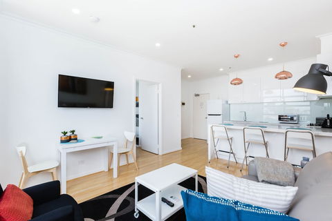 ROLAND, 1BDR Melbourne Apartment - Accommodation Cairns 0