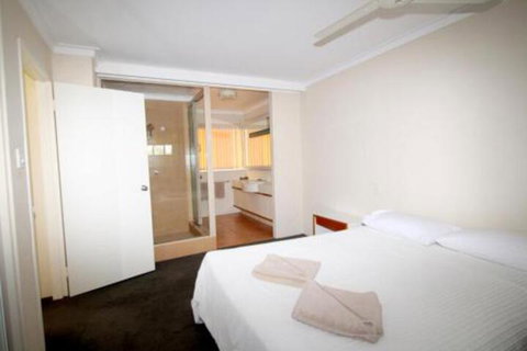 Lakeside Holiday Apartments - Accommodation Cairns 2