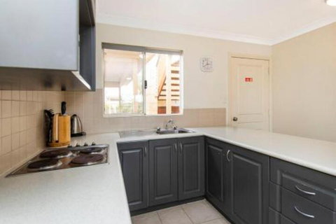 Lakeside Holiday Apartments - Accommodation Cairns 7