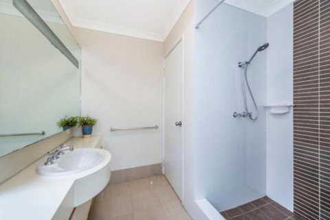 Lakeside Holiday Apartments - Accommodation Cairns 4