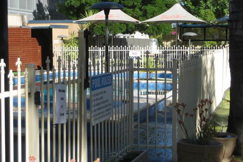 Sandors Motor Inn - Accommodation Cairns 2