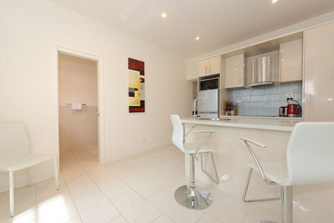 Hobart Lodge - Accommodation Cairns 0