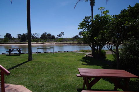 Beachfront 1 25 Willow Street - Accommodation Cairns 4