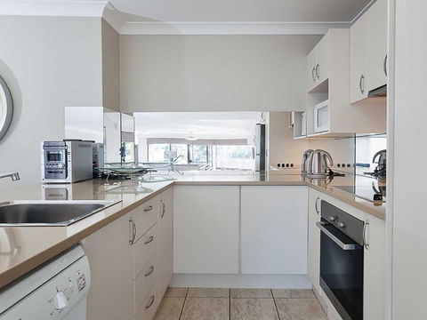 6 Skyline 12 Thurlow Avenue Foxtel & Aircon - Accommodation Cairns 1