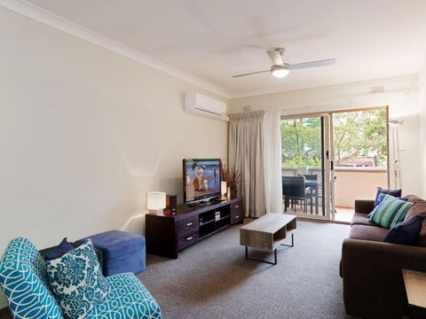2 Bronte Court 17 Magnus Street Air Con Complex Pool & Centrally Located - Accommodation Cairns 1