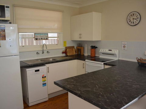 Wanda Magic 19 Randall Drive Beautiful Water Front House - Accommodation Cairns 5