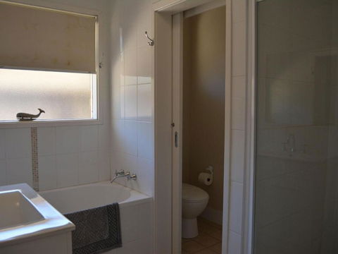 Wanda Magic 19 Randall Drive Beautiful Water Front House - Accommodation Cairns 3