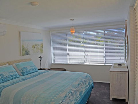 Wanda Magic 19 Randall Drive Beautiful Water Front House - Accommodation Cairns 6