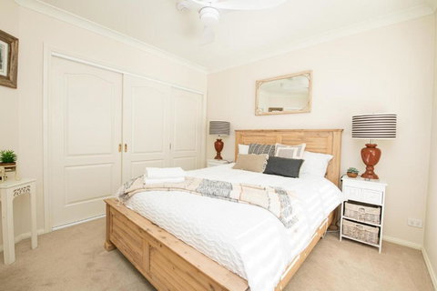 Roselawn Entertainer Large & Luxurious Sleeps 12 - Accommodation Cairns 6