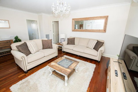 Roselawn Entertainer Large & Luxurious Sleeps 12 - Accommodation Cairns 3