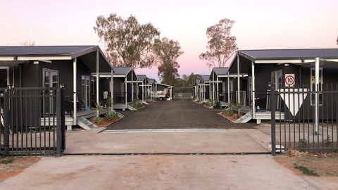 Sunshine Gardens Bourke Resort - Accommodation Cairns 1