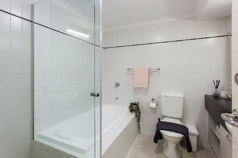 A Comfy 2BR Home Top Location FREE Parking - Accommodation Cairns 5