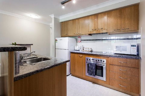 A Comfy 2BR Home Top Location FREE Parking - Accommodation Cairns 6