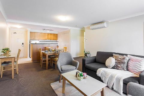 A Comfy 2BR Home Top Location FREE Parking - Accommodation Cairns 3