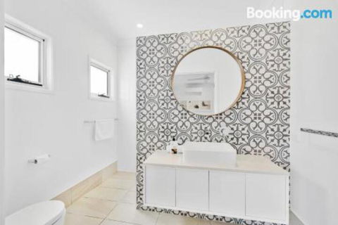 Mudjimba Island Beach House - Accommodation Cairns 0