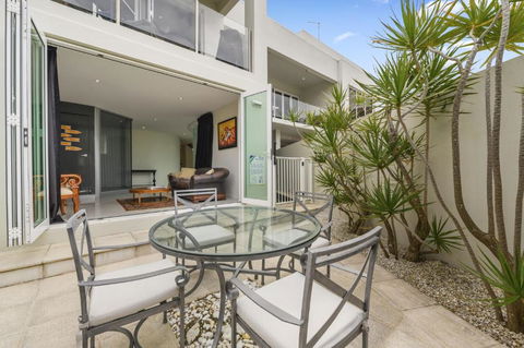 Beachfront By The CC Family Friendly Plunge Pool Steps To The Beach - Accommodation Cairns 3