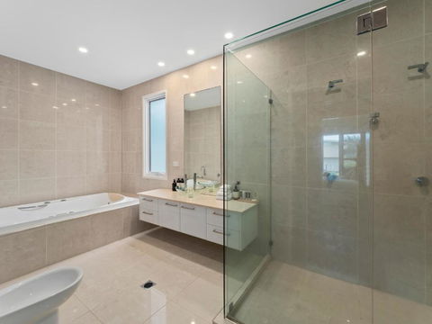 Beachfront By The CC Family Friendly Plunge Pool Steps To The Beach - Accommodation Cairns 6