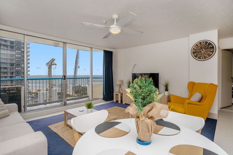 Beachside Views With Pool & Netflix - Accommodation Cairns 2
