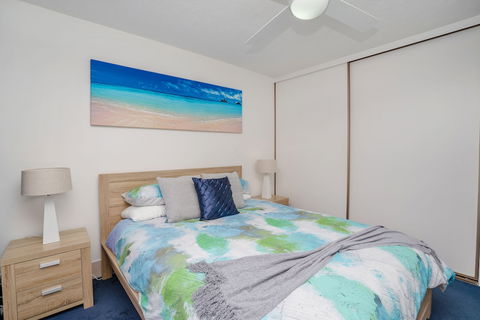 Beachside Views With Pool & Netflix - Accommodation Cairns 5